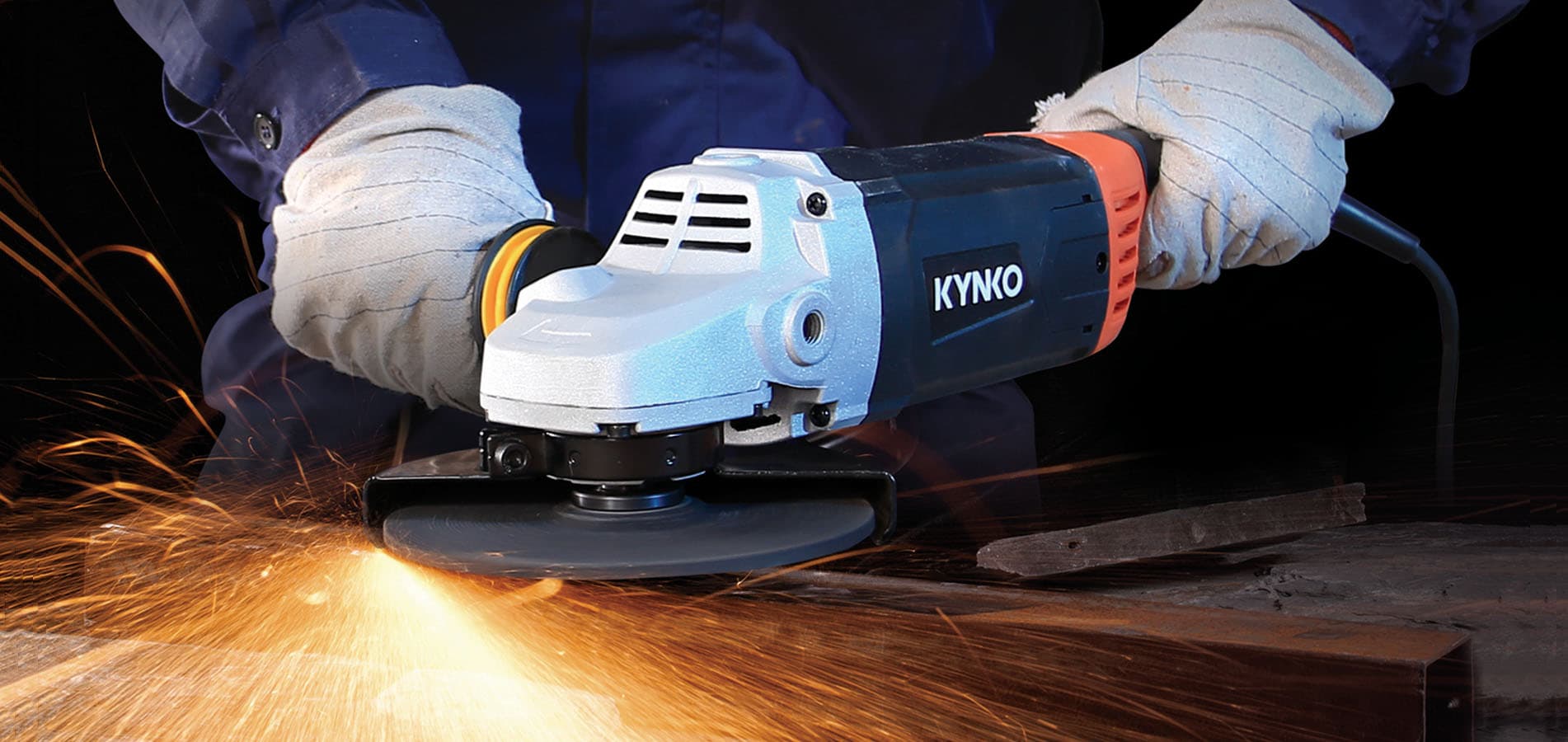 Amoladora angular KYNKO en uso profesional